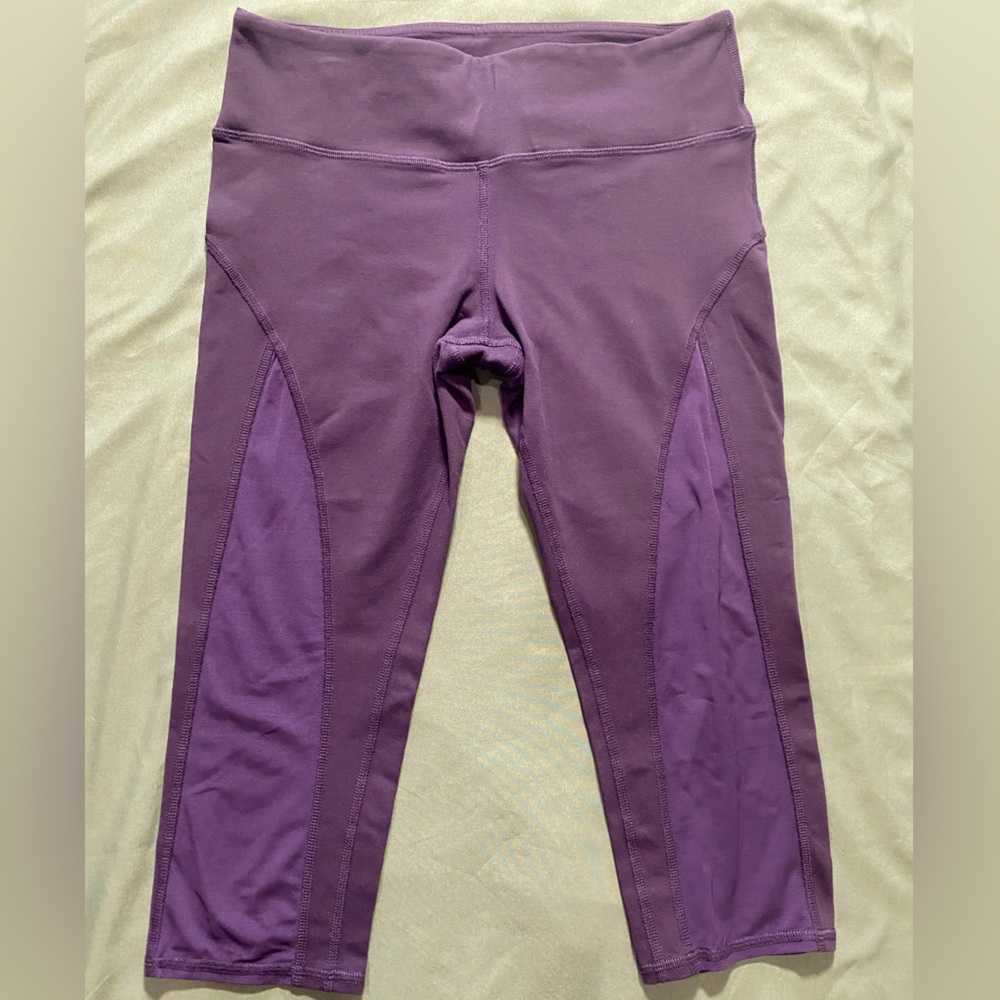 Alo crop leggings EUC, navy blue with sheer panel front and back leg Sz Medium.